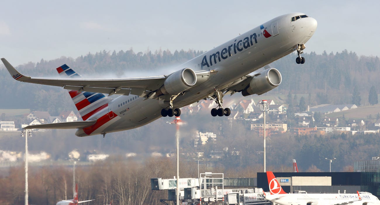 Tài chính - Ngân hàng - 100 tiếp viên hàng không American Airlines dương tính với Covid-19