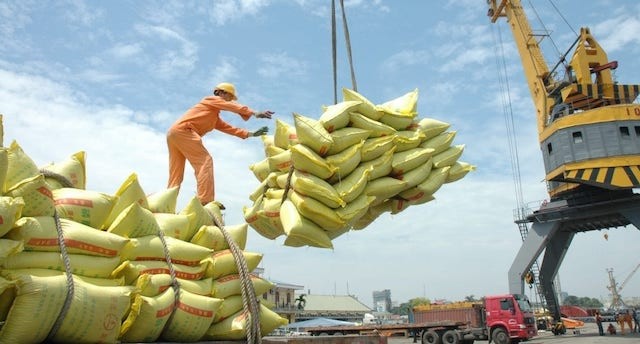 Tiêu dùng & Dư luận - Bị 'tố' mở tờ khai lúc nửa đêm rồi báo hết sau 3 giờ, Tổng cục Hải quan nói gì?