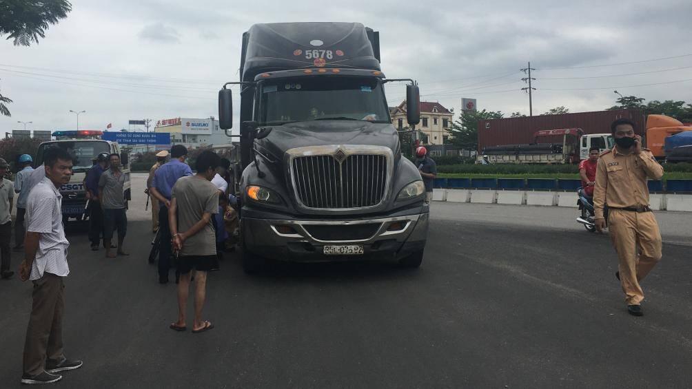 Tin nhanh - Hải Dương: Bị cuốn vào gầm container, hai công nhân tử vong tại chỗ