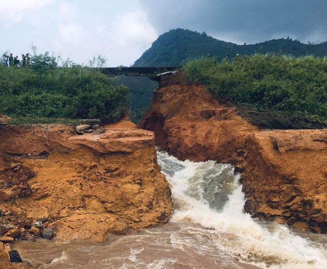 Tin nhanh - Vỡ đập thủy điện ở Phú Thọ, hàng chục hộ dân di dời khẩn cấp