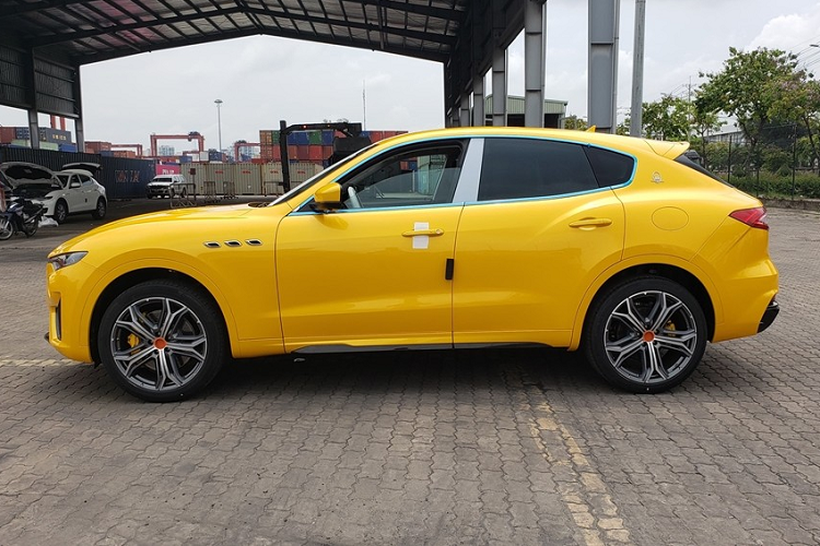 Tài chính - Ngân hàng - Bóc giá siêu xe Maserati Levante Trofeo vừa cập cảng được đồn đoán về tay đại gia Minh Nhựa (Hình 5).