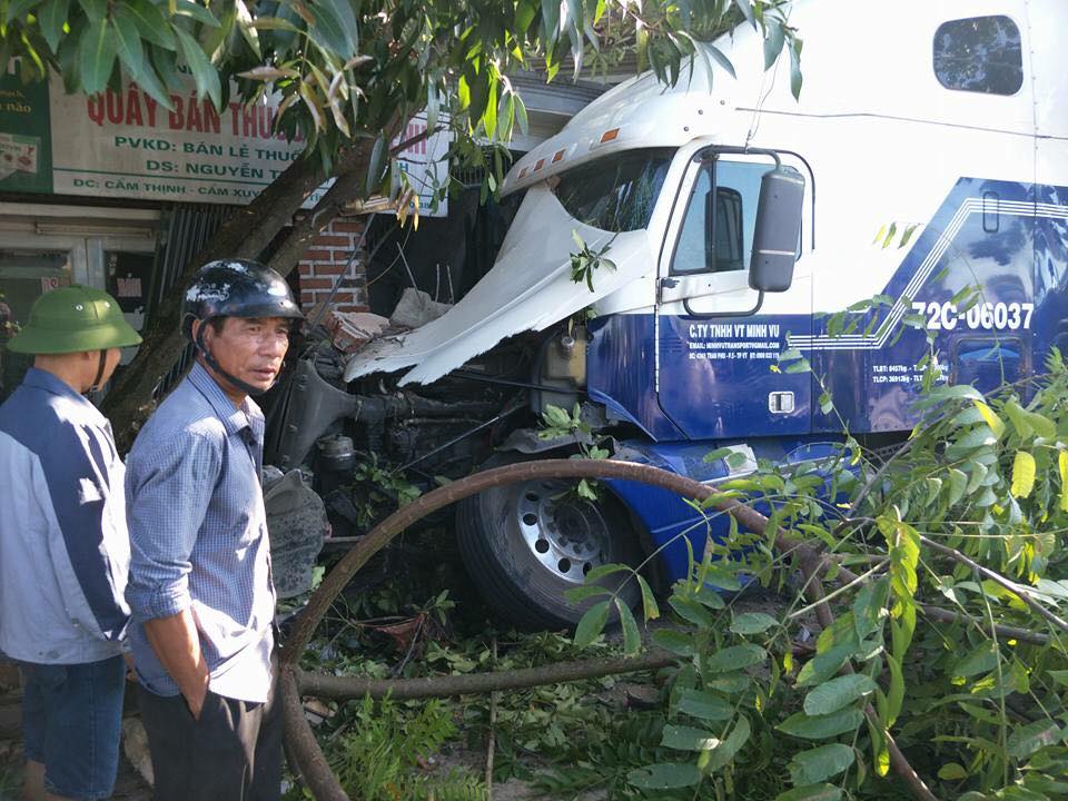 Xã hội - Hà Tĩnh: Tai nạn kinh hoàng, xe container đâm sập nhà dân trên Quốc lộ (Hình 2).