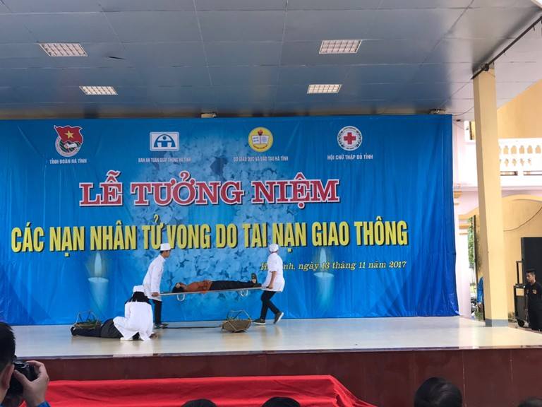 Tin nhanh - Hà Tĩnh: Hàng nghìn học sinh tham gia lễ tưởng niệm nạn nhân TNGT (Hình 3).