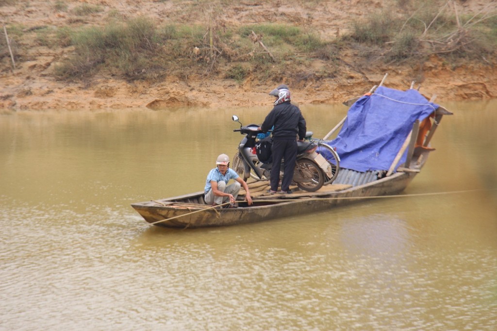 Xã hội - Dân liều mình kết bè chuối, đánh đu mạng sống qua sông (Hình 5).