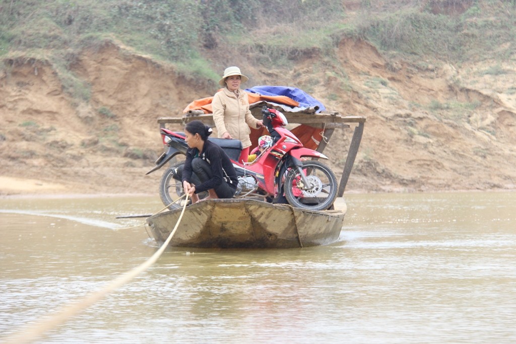 Xã hội - Dân liều mình kết bè chuối, đánh đu mạng sống qua sông (Hình 4).