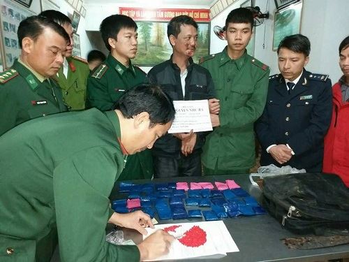 An ninh - Hình sự - Hà Tĩnh: Bắt giữ đối tượng vận chuyển 8.000 viên ma túy