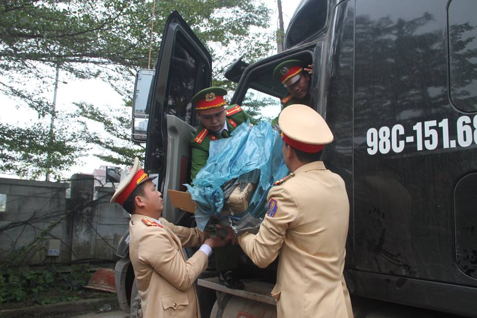 Tin nhanh - Bắt giữ xe chở rau củ vận chuyển pháo và thuốc phiện qua cửa khẩu