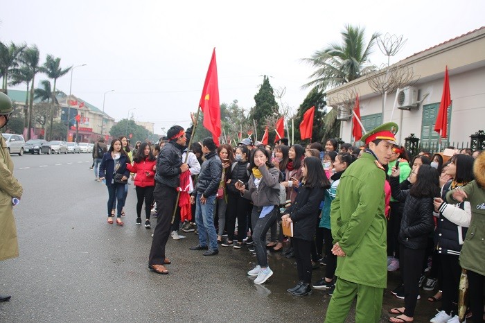 Bóng đá Việt Nam - Hàng trăm nữ sinh đứng giữa trời rét 13 độ chờ gặp Bùi Tiến Dũng