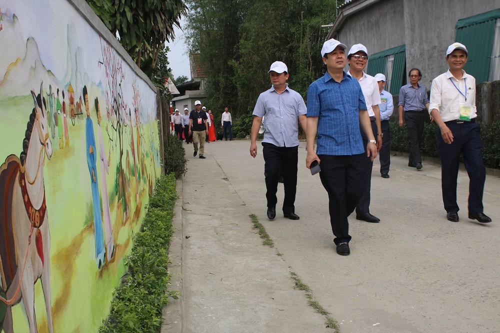 Nhưng ấn tượng hơn cả đó là dọc 2 bên khu dân cư kiểu mẫu thôn Phong Giang những bức tường được vẽ minh họa nội dung Truyện Kiều của Đại Thi Hào Nguyễn Du...