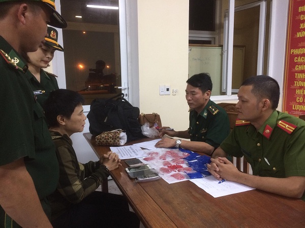 'Nữ quái' U40 giấu ma túy trong vùng kín, khóc vật vã khi bị bắt (Hình 2).