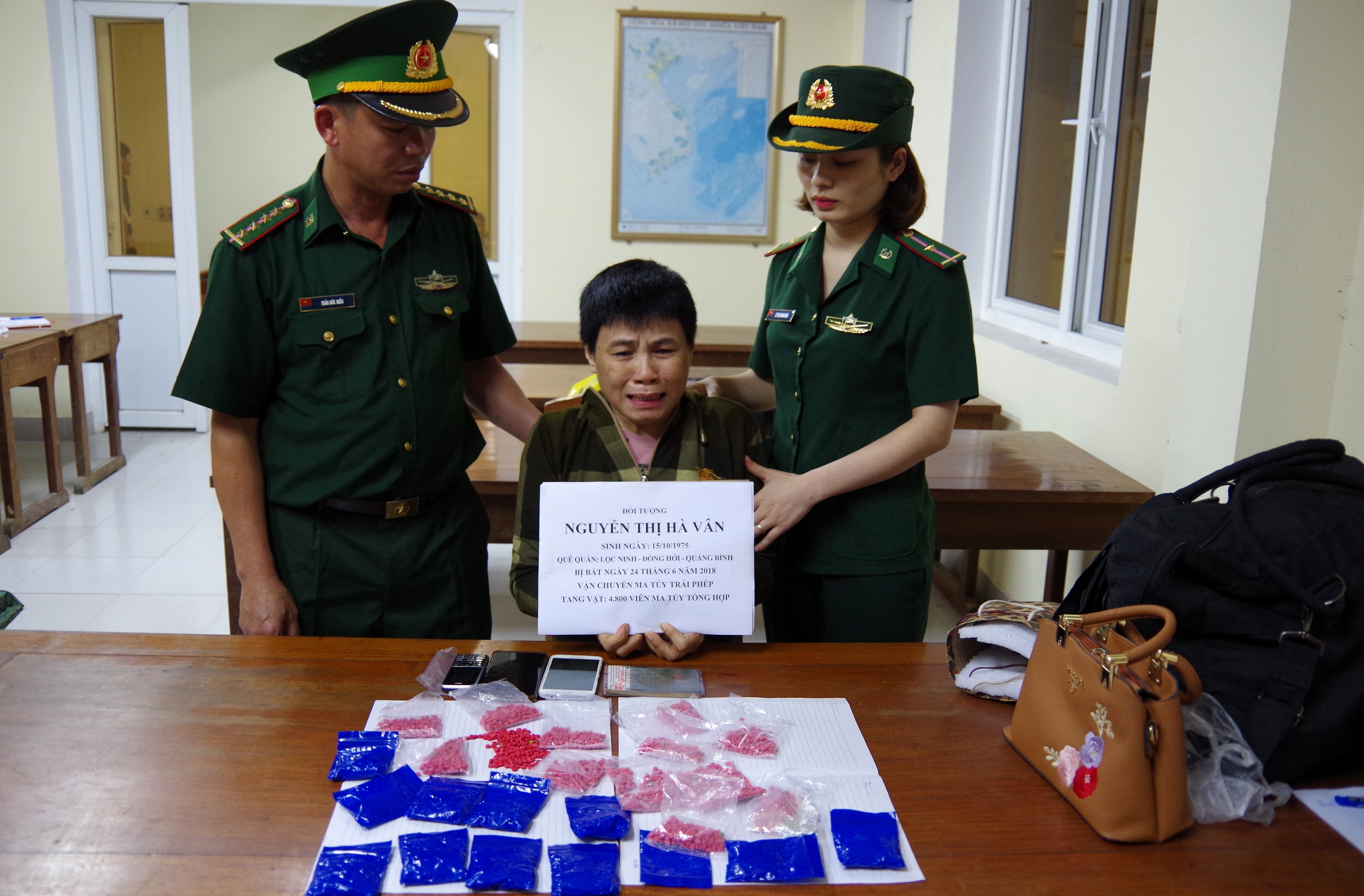 'Nữ quái' U40 giấu ma túy trong vùng kín, khóc vật vã khi bị bắt (Hình 3).
