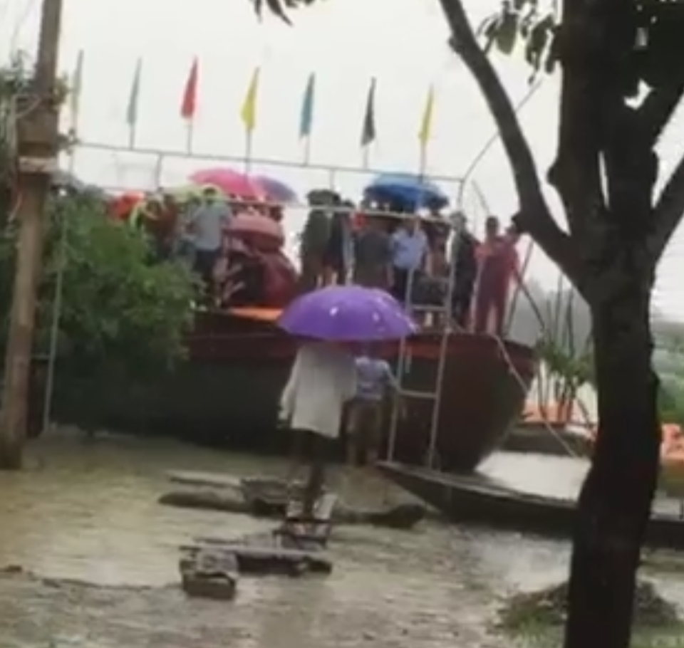 Tin nhanh - Cô dâu chú rể đội mưa, vượt lũ tổ chức đám cưới sau bão số 3 (Hình 2).