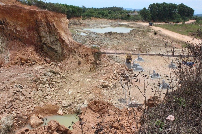 Môi trường - Khai thác đất nguy cơ sạt lở mồ mả: Chính quyền đã tạm đình chỉ, doanh nghiệp bất tuân chỉ đạo