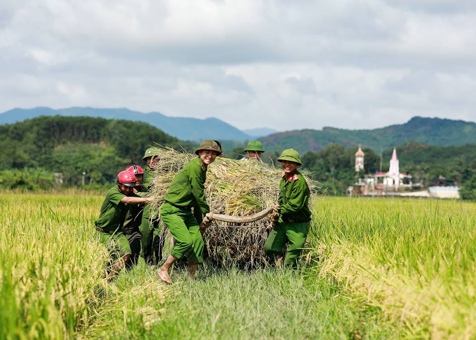 Nụ cười quân dân xua tan mệt nhọc giữa cái nắng đổ lửa.