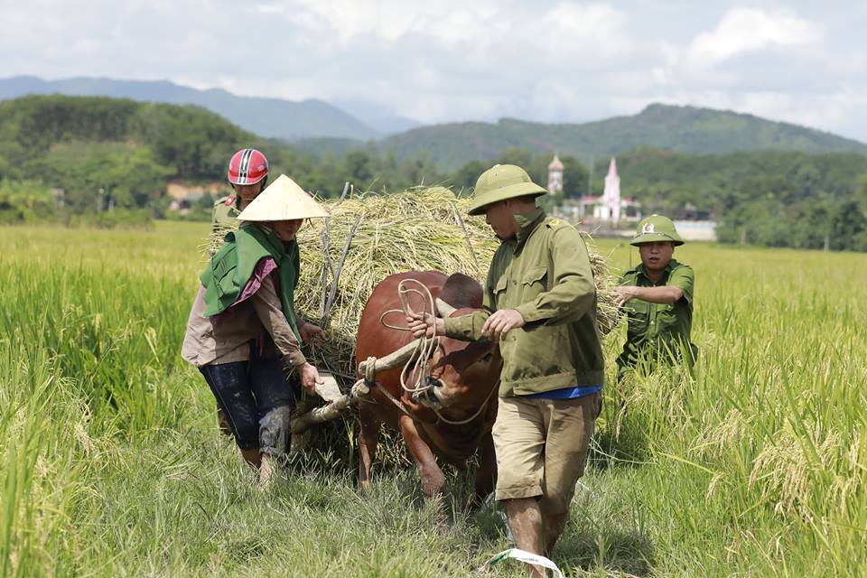 Tình cảm quân - dân xua tan mọi mệt nhọc.