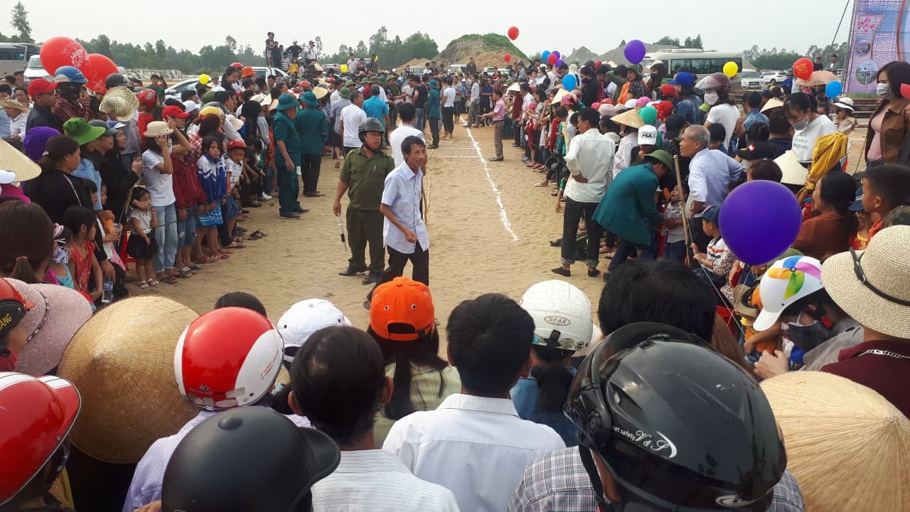 Vào lễ khai hội, luôn có những trò chơi dân gian truyền thống vui nhộn...