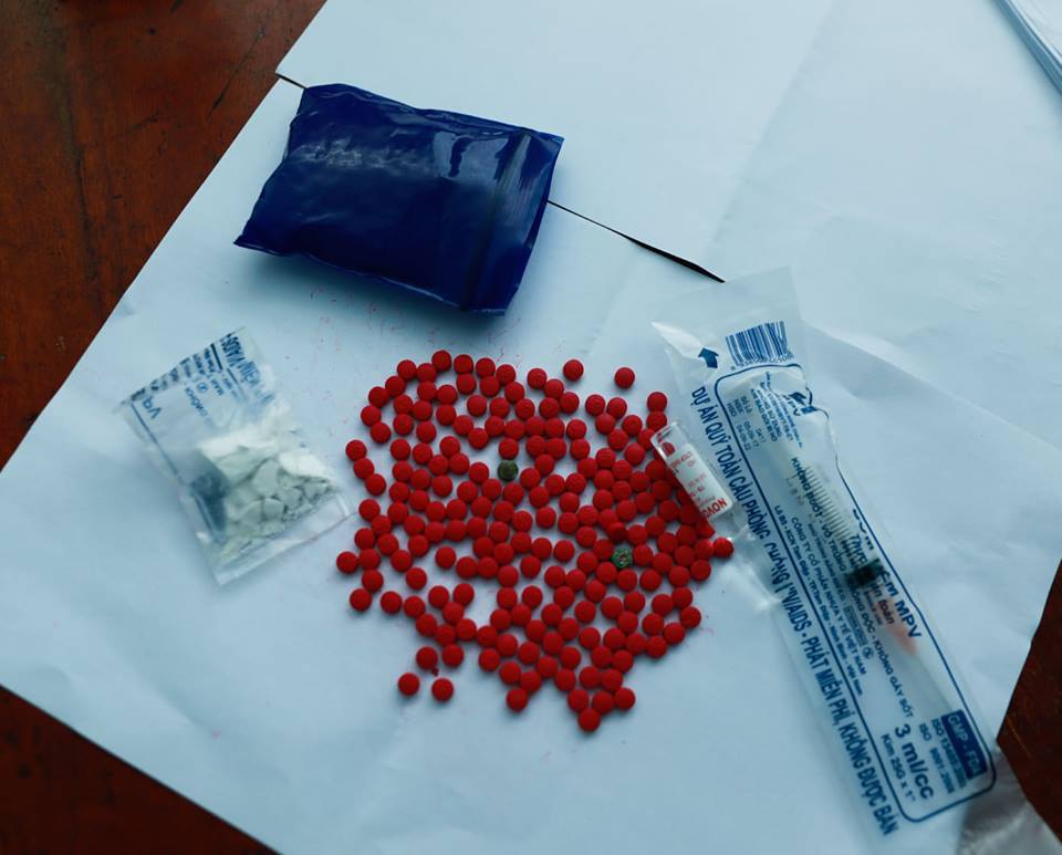 An ninh - Hình sự - Bắt đối tượng tàng trữ 200 viên ma túy và heroin (Hình 2).