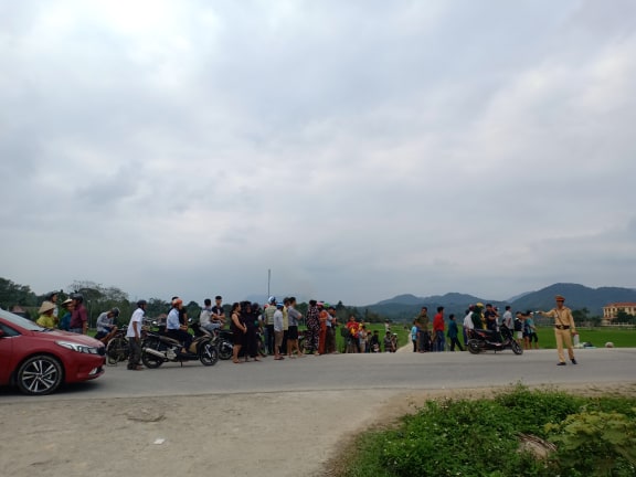 An ninh - Hình sự - Nóng: Hàng trăm cảnh sát đang vây ráp nhóm đối tượng buôn ma túy ôm súng cố thủ