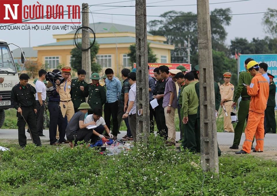 An ninh - Hình sự - Phát hiện nhiều vũ khí nóng tại hiện trường vụ ôm súng cố thủ trên xe chở ma túy