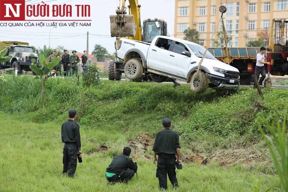 An ninh - Hình sự - Phát hiện nhiều vũ khí nóng tại hiện trường vụ ôm súng cố thủ trên xe chở ma túy (Hình 4).