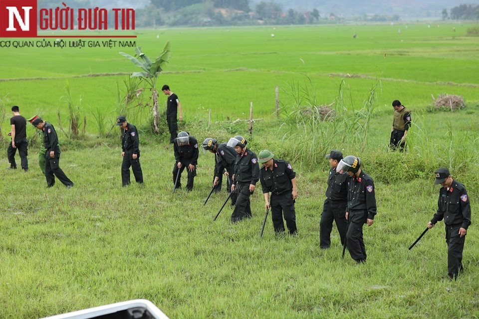 An ninh - Hình sự - Phát hiện nhiều vũ khí nóng tại hiện trường vụ ôm súng cố thủ trên xe chở ma túy (Hình 6).