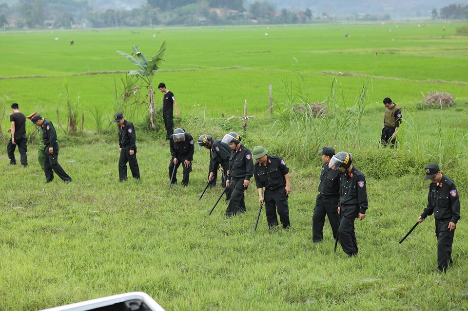 An ninh - Hình sự - Phát hiện nhiều vũ khí nóng tại hiện trường vụ ôm súng cố thủ trên xe chở ma túy (Hình 5).