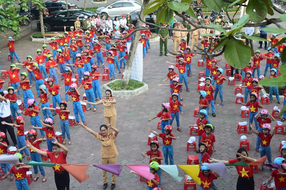 Tin nhanh - Hà Tĩnh: Công an phát miễn phí 1000 mũ bảo hiểm cho học sinh tham gia giao thông (Hình 2).