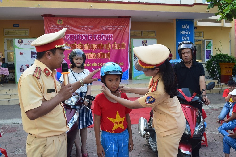 Tin nhanh - Hà Tĩnh: Công an phát miễn phí 1000 mũ bảo hiểm cho học sinh tham gia giao thông (Hình 3).