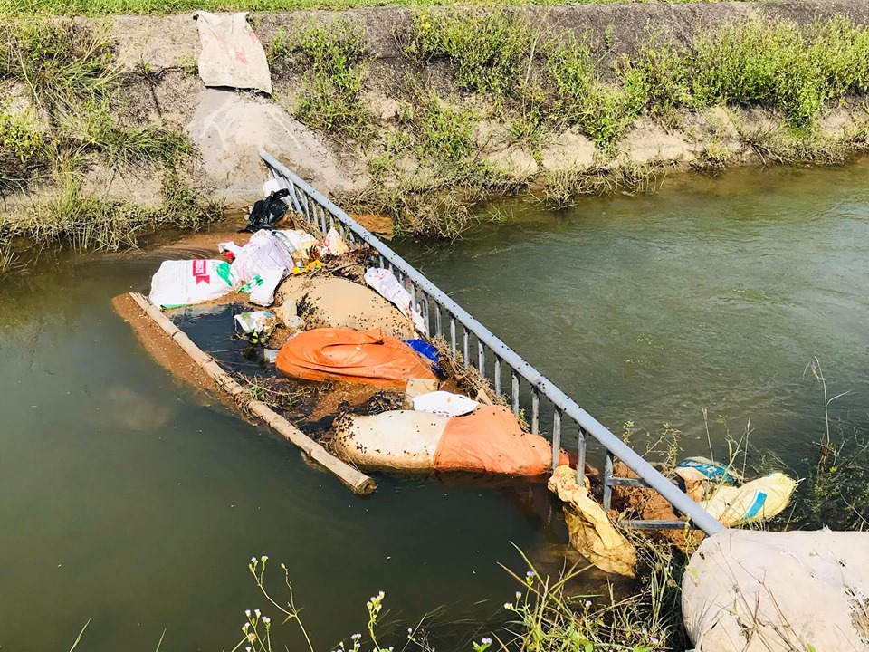 Tin nhanh - Công an truy tìm người thả lợn nhiễm dịch tả lợn Châu Phi xuống kênh nước (Hình 2).