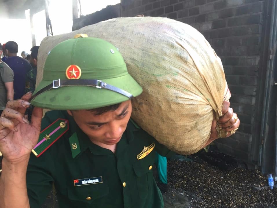 Tin nhanh - Cháy lớn ở xưởng lạc, hàng trăm chiến sỹ và nhân dân tham gia dập lửa (Hình 3).