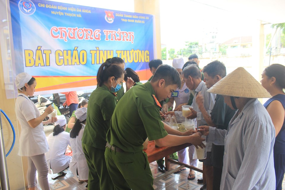 Tin nhanh - Hà Tĩnh: Cán bộ, chiến sỹ trại giam trích lương nấu cháo phát cho bệnh nhân nghèo (Hình 5).