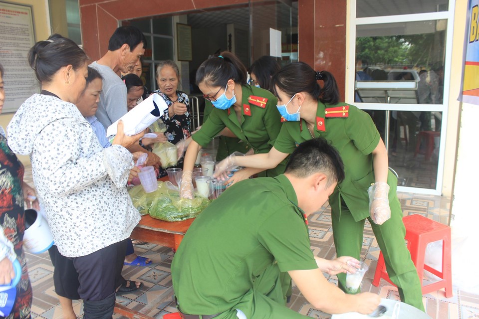 Tin nhanh - Hà Tĩnh: Cán bộ, chiến sỹ trại giam trích lương nấu cháo phát cho bệnh nhân nghèo (Hình 2).