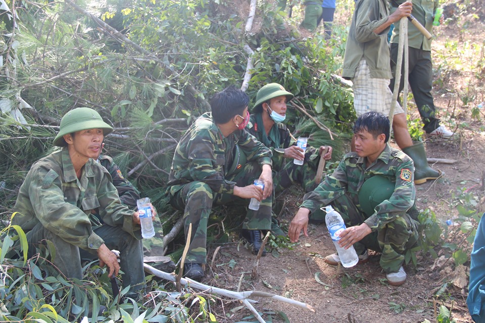 Tin nhanh - Vụ cháy rừng lớn nhất tại Hà Tĩnh: 2 tỉnh bạn huy động lực lượng cùng cứu rừng (Hình 3).