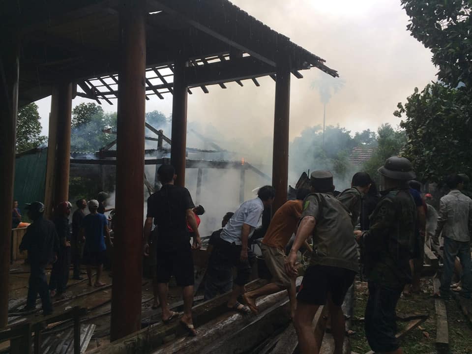 Tin nhanh - Nhà cháy trong lúc cha mẹ đi chữa bệnh, 3 anh em ngơ ngác bên đống tro tàn (Hình 3).