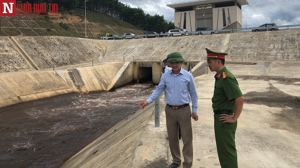 Môi trường - Lấy mẫu nước tầng đáy tìm nguyên nhân ô nhiễm tại hồ Ngàn Trươi Cẩm Trang (Hình 4).