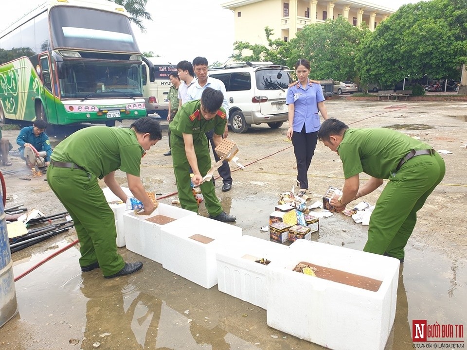 An ninh - Hình sự - Hà Tĩnh: Công an tiêu hủy số lượng lớn 'hàng nóng' và vật liệu nổ