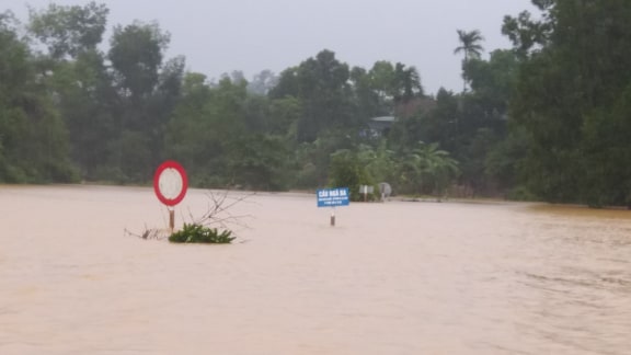 Tin nhanh - Nước lũ cô lập nhiều vùng, Hà Tĩnh sẵn sàng phương án di dân trong đêm (Hình 3).