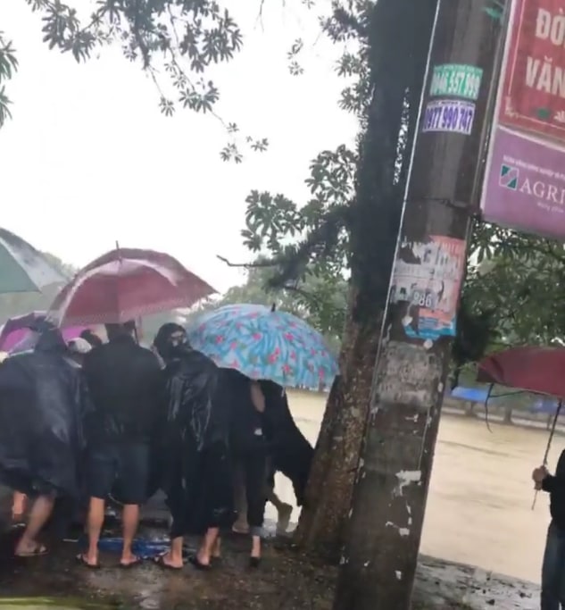 Tin nhanh - Đi giữa mưa lũ, một người đàn ông bị nước cuốn trôi tử nạn