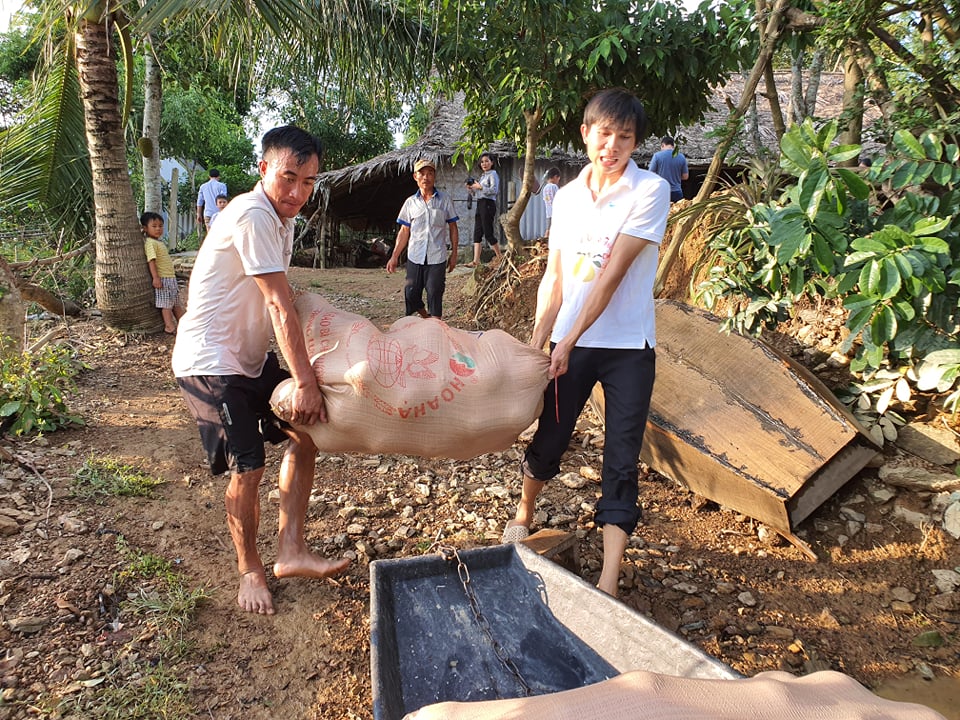 Tin nhanh - Công an Hà Tĩnh 'giải cứu' bưởi Phúc Trạch cho bà con vùng lũ (Hình 3).