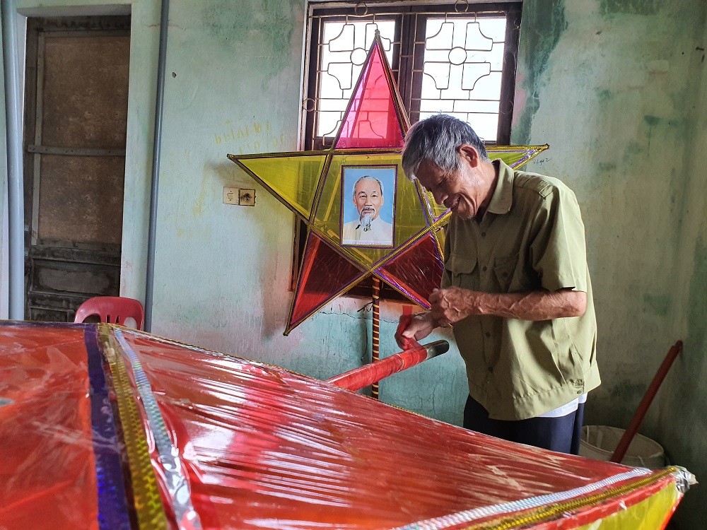 Văn hoá - Cụ ông 30 năm 'giữ lửa' làm đèn Trung thu truyền thống giữa lòng thành phố