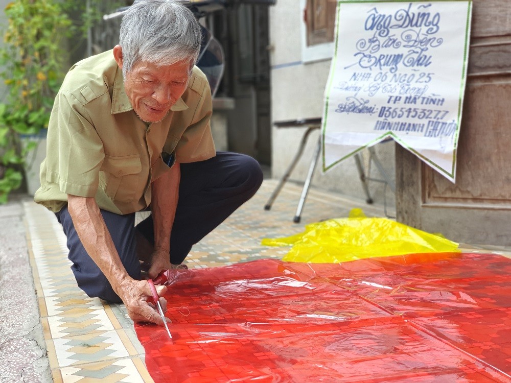 Văn hoá - Cụ ông 30 năm 'giữ lửa' làm đèn Trung thu truyền thống giữa lòng thành phố (Hình 2).