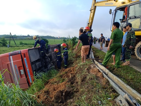 Tin nhanh - Hành khách mắc kẹt trong xe bị lật tử vong sau 3 tiếng đồng hồ giải cứu (Hình 2).