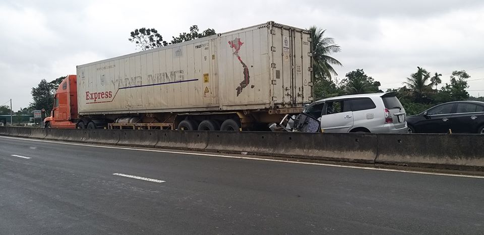 Tin nhanh - Đâm vào đuôi xe container, tài xế bị thương mắc kẹt trong buồng lái