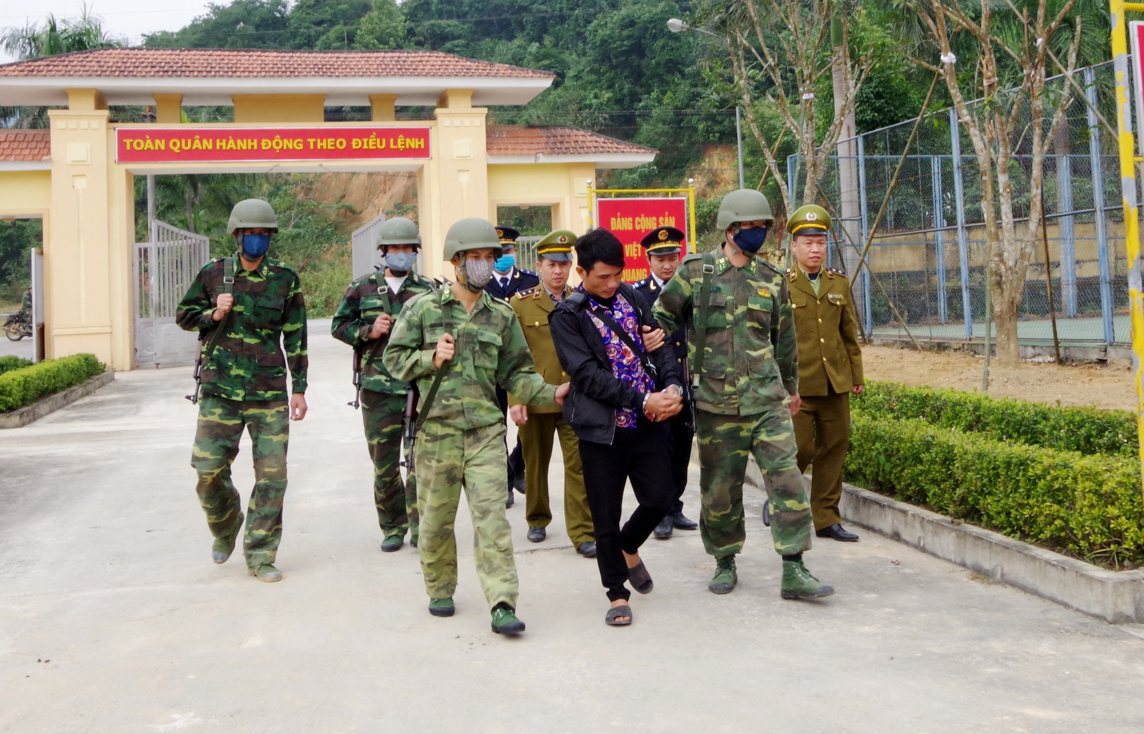 An ninh - Hình sự - Giáp tết, tội phạm “tuồn” ma túy về Việt Nam qua cửa khẩu Cầu Treo
