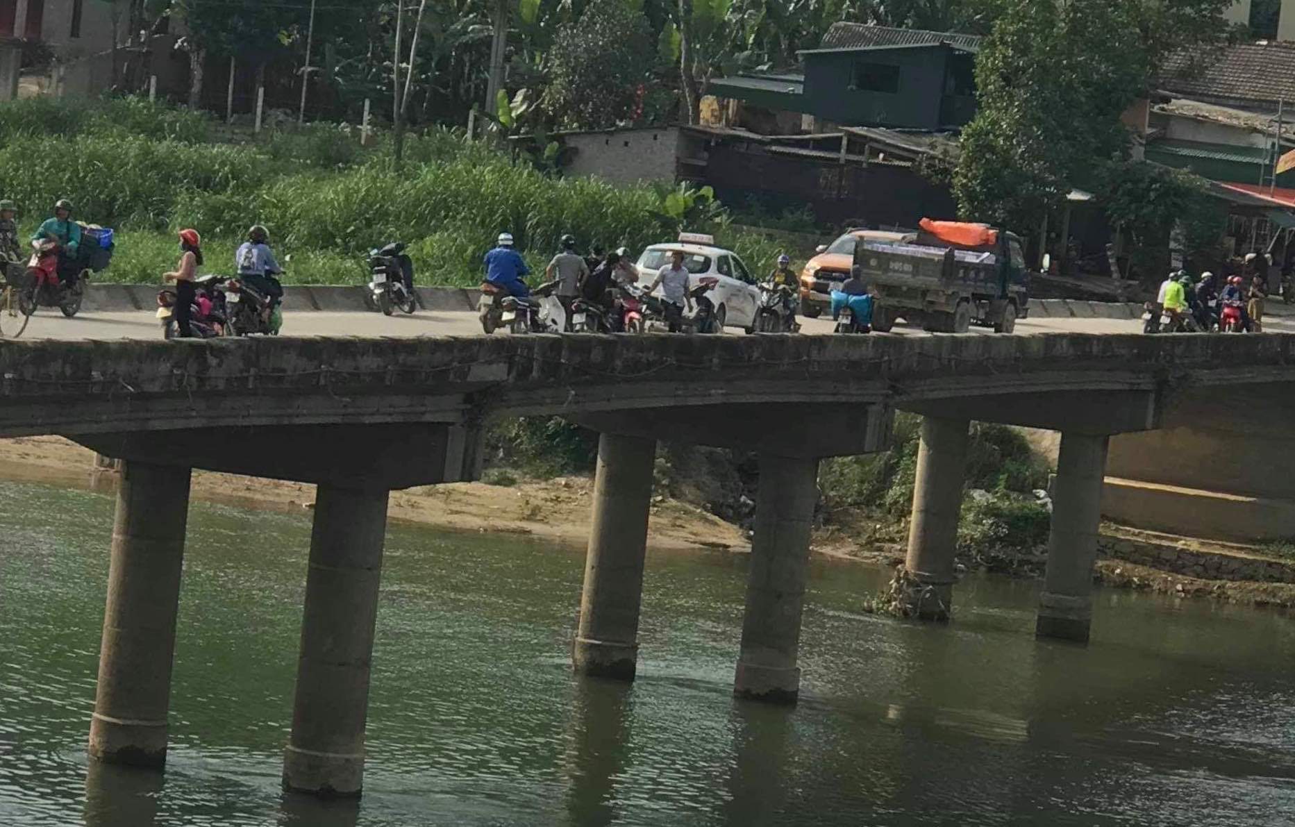 Tin nhanh - Biểu dương người đàn ông lao mình xuống sông cứu người (Hình 2).