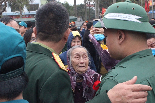 Hình ảnh bà rưng rưng tiễn cháu lên đường nhập ngũ.