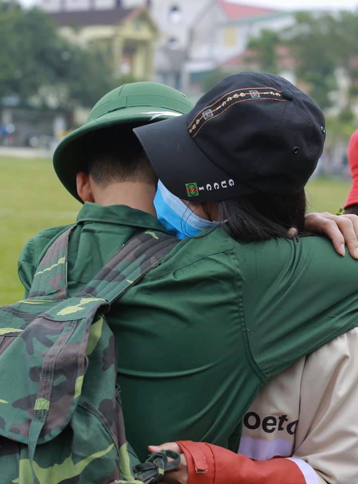 Lưu luyến giây phút chia tay...