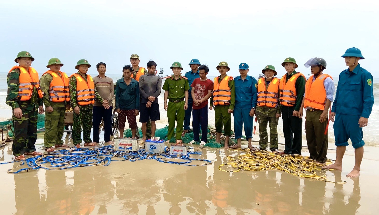 Tin nhanh - Hà Tĩnh: Truy đuổi, nổ súng trấn áp 2 tàu cá trên biển (Hình 3).