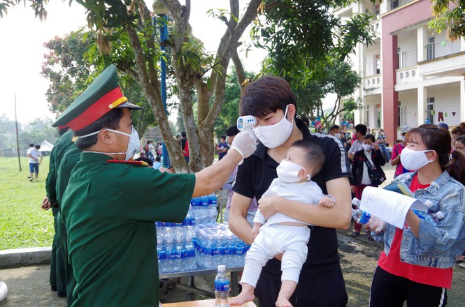 Tin nhanh - Xúc động lễ bàn giao gần 1000 công dân hoàn thành cách ly đợt 1 tại Hà Tĩnh (Hình 4).