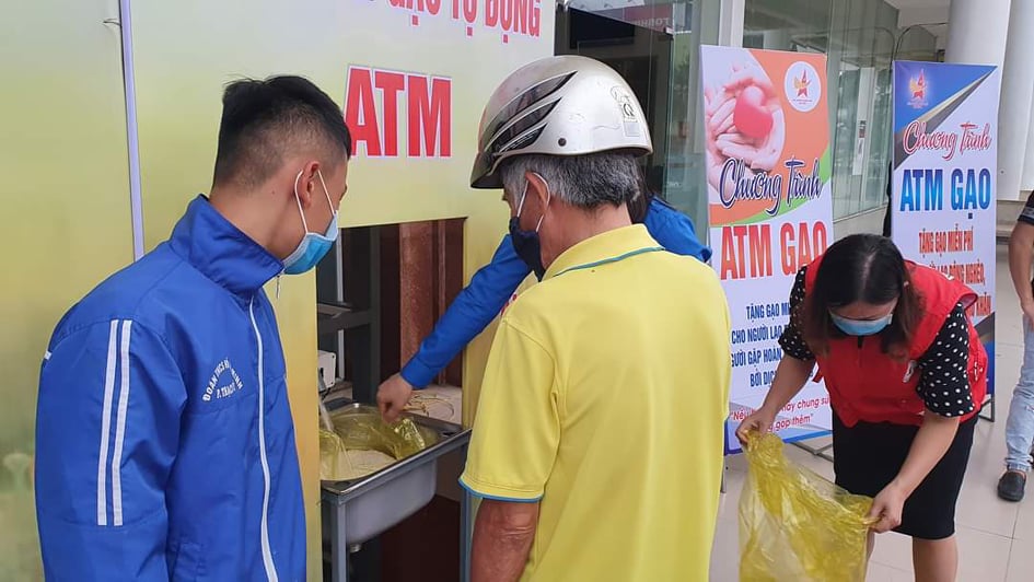 Tin nhanh - Cây ATM gạo trao yêu thương đến người lao động Hà Tĩnh trong dịch Covid-19 (Hình 2).